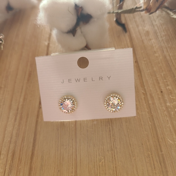 ⭐️⭐️NEW⭐️⭐️Beautiful Dainty CZ stud earrings in GOLD - Picture 11 of 14